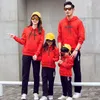 Tenues assorties pour la famille Tenues assorties pour la famille Automne Hiver Maman Fille Papa Fils Sweat à capuche Plus Velours Femmes Hommes Enfants Veste chaude épaisse 230316