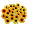 Flores decorativas 100pcs 4cm margaridas brancas artificiais com centro amarelo para festa de casamentos decoração DIY Scrapbook