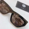 Okulary przeciwsłoneczne dla mężczyzn i kobiet Summer Classic Style antyrefleksyjne Plac Retro Plac Full Rame Modne okulary Losowe pudełko Czarnoczerwony