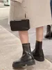Svart kvinnors väska axelväska crossbody väska klaffväska underarmsäck handväska mode gata retro mångsidig kedja storlek 20 cm