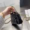 Italiaanse dames octrooi lederen schelp zwarte zakken met bovenste handgreep bakken ritsgouden metaal metalen hardwarematelasse ketting crossbody handtassen buiten cosmetische kast 20x12cm