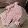Camicette da donna Camicie firmate Rosa a righe verticali Manica lunga Primavera/Estate Tasca ricamata Moda allentata ZJ70