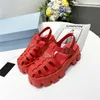 Designer Damen Sandalen Sommer Metall Dreieck Logo Schaumgummi Sandalen Plateau Gear Hollow Baotou Damen Casual Schnalle Roman Tide Outdoor Strand Sandale mit Box