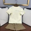 Designer di lusso Set di abbigliamento T-shirt per bambini Pantaloncini con monogramma giallo latteo moda Marchio di moda britannico estate tesori e ragazze in cotone a due pezzi