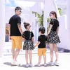 Família combinando roupas de verão, família combinando roupas de mãe, mãe, camiseta filha com saias papai e filho combinando shorts de camisetas de algodão