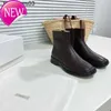 Los zapatos de la fila Nicho de las mujeres diseñadas ROI ROIS CABEZA POR CUADRADA CORTA CORTA AUTULM NUEVO SIMPLE FLAT BOTTER MARTIN BOTS