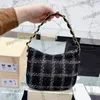 Women Designer 22K Hobo Under Jumbo Tweed Taps Tweed Rączka Złote Metal Sprzęt Matelasse Łańcuchowe torebki na ramię Outdoor Sacoch Tourse z zamkiem zamkiem 30x22 cm