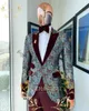 Herrdräkter blazrar senaste mönster groomsmen blommor burgundy sammet toppade lapel brudgummen tuxedos mens bröllopsklänning manlig prom middag party blazer 230316