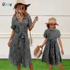 Famille correspondant tenues Qunq été tempérament parent-enfant tenue col rabattu imprimé simple boutonnage chemise robe maman et fille correspondant vêtements 230316