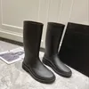 Mulheres botas de chuva sem costura designer C à prova d'água botas médias altas botas de cavaleiro botas de chuva antiderrapantes da moda