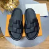 2023 Kvinnors mäns tofflor Färgglada varumärkesmetallbrev Sandaler Hemma damer Flip Flop Fashion Bekväm designer lyxiga bilder Sandal Stor storlek 38-45