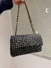 Importerad designerväska i tyg i klassisk ull Perfekt detaljering och premiumdesign för sofistikerad damväska