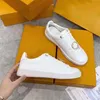 Scarpe casual di design classico Pelle di mucca tinta unita di lusso goffrata con suola in gomma Scarpe bianche versatili di piccole dimensioni Scarpe da basket