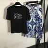 305 XL 2023 Stil Kvinnor Tvåbitar byxor Spring Summer White Black varumärke samma stil Två stycken Set kort kjol Empire Crew Neck Meiyi8