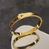 Diseñador de moda Joyería pulsera de mujer Brazalete de oro con cerradura de cuero alex ani patrón de flores de cuatro hojas letras de acero inoxidable sello nuevo estilo regalo de fiesta