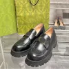 Sapatos de vestido de grife feminino Sênues de tênis de plataforma de borracha preta de couro brilhante tênis de cabeça redonda de cabeça grossa com tamanho de caixa 35-40