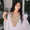 Abbigliamento da palcoscenico Abiti da danza del ventre per donne bianche Abito caftano con paillettes dorate Abiti tradizionali Khaleeji Thobe in chiffon