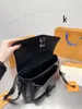 Designer District PM Messenger Bag Mens Mens Business Business Counter Bag Leather Crossbody Bookbag Wallet Man Fudicury Proxury حقيبة يد على ظهر حقيبة يد