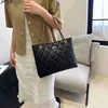 디자이너 채널 CC 여성 Chanei Bag Lingge 체인 대형 가방 여성 2023 새로운 패션 다목적 부드러운 가죽 대용량 숄더 가방 토트 백 둥근 가방