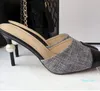 Estilo de moda feminino Slipper Summer Designer Sapatos de salto alto colorido Sandálias de pérolas clássicas femininas lazer de salto alto tamanho 34-41