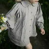 Kinderhemden Herbst Retro Mädchen Langarmhemden aus Baumwolle und Leinen mit Knöpfen Baby Mädchen Lässige Puppenkragen Laternenärmel Tops TZ151 230317