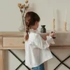 Barnskjortor Spring Autumn Korean Sweety Girls Cotton French Court Style Baby White Shirt Baby Lotus Collar Long Sleeve Lace Top Blus 230317