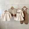 Kleidungssets Niedliche Kinder Jungen Mädchen Kleidung 0-3Years Geborenes Kind Bärenmuster Baumwollhemd Strickweste Kleid Hosenträgerhose 4-teiliges Outfit