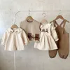 Completi di abbigliamento Bambini carini Vestiti per ragazza ragazzo 0-3 anni Nato bambino Orso Modello Camicia di cotone Gilet lavorato a maglia Abito con bretelle Pantalone 4 pezzi Completo