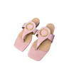 2023 Damen Pinch Toe Blondie Sandalen Kreisförmig ineinandergreifende flache Sandale Typ Goldton Zubehör Flip Flops Schuhgröße 35-43