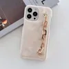 Estojos de telefone de moda de designer para iphone 14 14Pro 14plus 13 12 11pro max Xs XR Xsmax Deluxe Capa de pulseira de couro em relevo para telefone