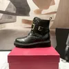 Designer Boots Women Martin snörde skor Låg hälplattform Calfskin Combat Boot Fashion Womens Sneakers Storlek 34-40