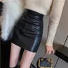 Saias do clube sexy menina de couro preto fêmea de primavera de outono mini buda alta cintura aline saco de moda quadril 230317