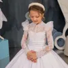 Elegant Satin Princess Flower Girls 'Dresses For Wedding Lace Appliques Button Back Commusion Gown med lång ärm