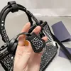 الماس حقيبة يد Crossbody حقيبة المرأة حمل الحقائب جلد طبيعي حزام قابل للإزالة الفضة الأجهزة مثلث تسجيل الأزياء خطابات سستة إغلاق أسفل مسمار 23 سم