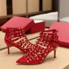 sandali nuziali scarpe tacco abbigliamento scarpa designer di lusso in pelle rivetti in metallo rivetti in metallo abbellito sandali di punta di piedi da 6 cm con scatola 35-42size