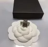 18K Altın Pirinç Bakır Marka Mektup Bant Halkaları Erkek Kadınlar Moda Tasarımcısı Marketler Kristal Metal Daisy Ring Takı Tek Boyut