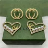 2023 Designer New Fashion Jewelry Earrings Ancient Family Letter Diamond Inlaid Pearl Personlig modetemperament Hjärtformade runda örhängen