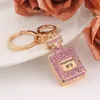 Modedesign nyckelring parfym flask nyckelringhållare för kvinnor kreativ kristall strass diamant metall bil nyckelkedja väska hänge bra