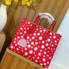 Classique OnTheGo 25cm Sac 23SS X Yayoi Kusama mini fourre-tout PAINTED DOTS avec pendentif citrouille Sacs à main de designer pour femmes Grande capacité Sacs à provisions pour dames M46076 M46380