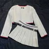 Survêtements pour femmes Designer Début du printemps Nouveau Haut de gamme mm Contraste Noir Stripe Enveloppé Manteau Petit Court Réduction de L'âge Tricoté Taille Jupe Ensemble NHIA