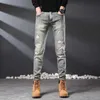 Jeans raschiati grigi belli leggeri Pantaloni dritti elastici per piedi piccoli slim fit primavera ed estate 2022 da uomo