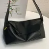 Sac Hobo Lady Designer en cuir de veau nappa Premier sac Une forme cuboïde et une technique de coupe précise créent des lignes géométriques distinctives