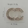 Simple Marque Designer Broche Lettres Broches Broche Géométrique Femmes Cristal Strass Perle Broches pour Célèbre Fête De Mariage Jewerlry Accessoires