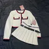 Survêtements pour femmes Designer Début du printemps Nouveau Haut de gamme mm Contraste Noir Stripe Enveloppé Manteau Petit Court Réduction de L'âge Tricoté Taille Jupe Ensemble NHIA