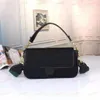 Klassisk messengerväska designer axelväska mobiltelefonpåsar kändisfest handväska lyxig randig remmonroderi textur handväskor