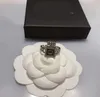 18K Altın Pirinç Bakır Marka Mektup Bant Halkaları Erkek Kadınlar Moda Tasarımcısı Marketler Kristal Metal Daisy Ring Takı Tek Boyut