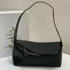 Sac Hobo Lady Designer en cuir de veau nappa Premier sac Une forme cuboïde et une technique de coupe précise créent des lignes géométriques distinctives