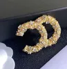 Varumärkesdesigner bokstäver broscher diamant brosches stift geometriska lyx kvinnor kristall strass pärla mässing koppar stift berömda bröllopsfest juveler tillbehör
