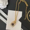 Diseñador de lujo Botella Collares pendientes Sello Nunca se desvanecen Oro Collar de mujer Cadena de cuero Chapado en oro Letra de cobre Collares pendientes para mujer Joyería 48 cm