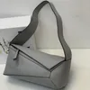 Sac Hobo Lady Designer en cuir de veau nappa Premier sac Une forme cuboïde et une technique de coupe précise créent des lignes géométriques distinctives